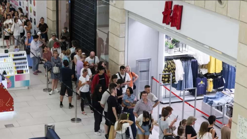 Во временно открывшихся магазинах H&M в Москве и Петербурге длинные очереди