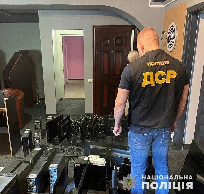 У Києві 13 учасникам злочинного угруповання повідомили про підозру: організували підпільні гральні заклади. Фото