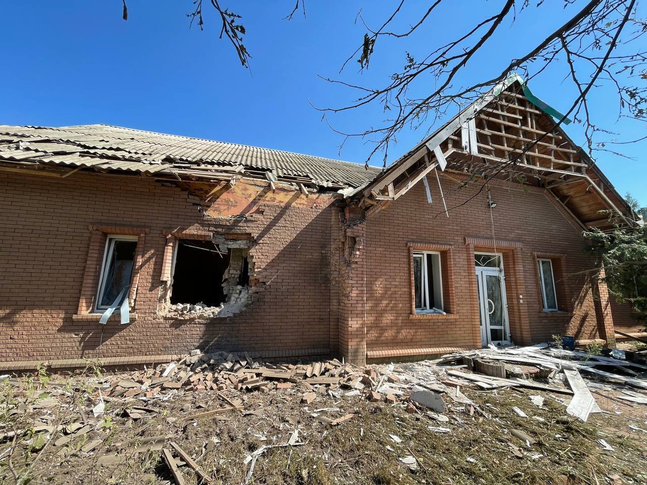 Оккупанты уничтожили базу Красного Креста в Славянске: рядом не было ни одного военного объекта. Фото