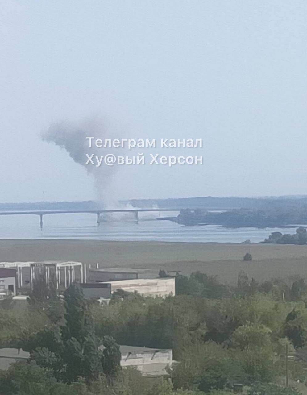 ВСУ второй раз за день нанесли удары по Антоновскому мосту в Херсоне: виднеется дым. Фото