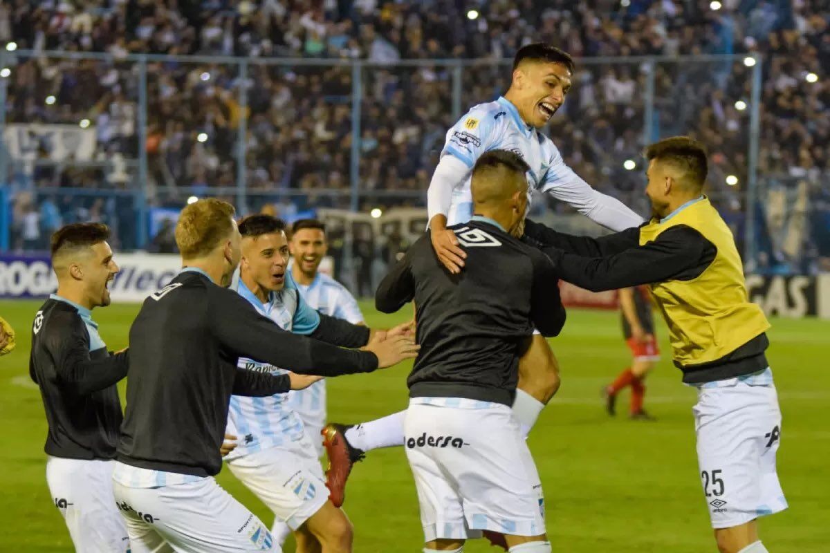 Аргентинский футболист забил фантастический гол через все поле и вошел в историю. Видео