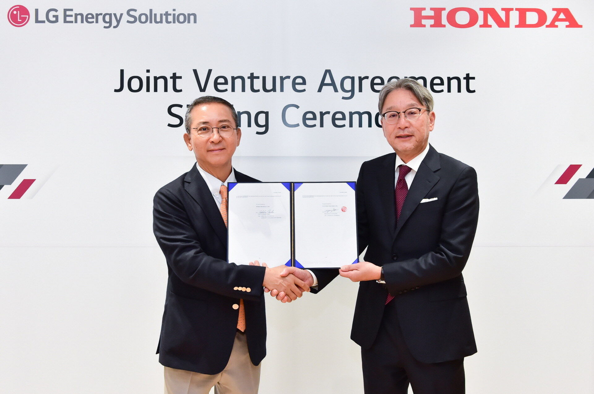 Договор о создании СП подписали руководители LG Energy Solution Ен Су Квон и Honda Тоcихиро Мибе