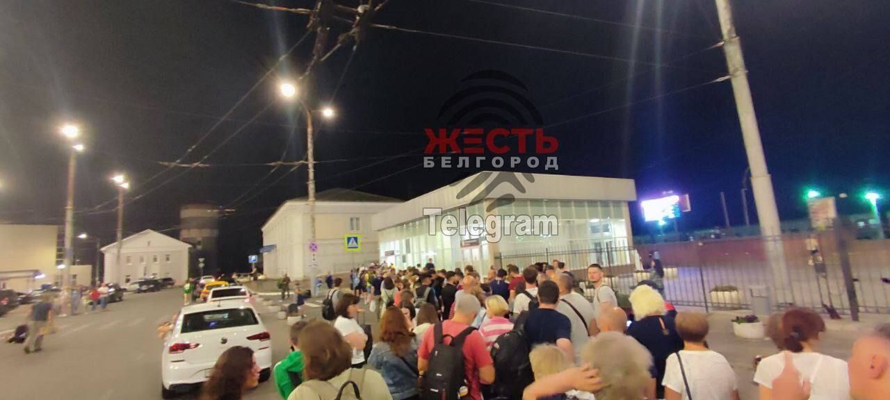 В Белгороде образовались огромные очереди на поезд, люди бегут из города. Видео