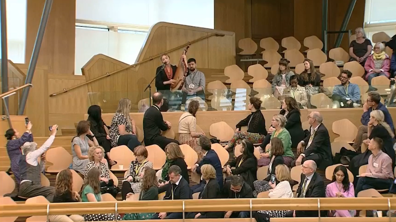 Бандуриста зіграла свою пісню