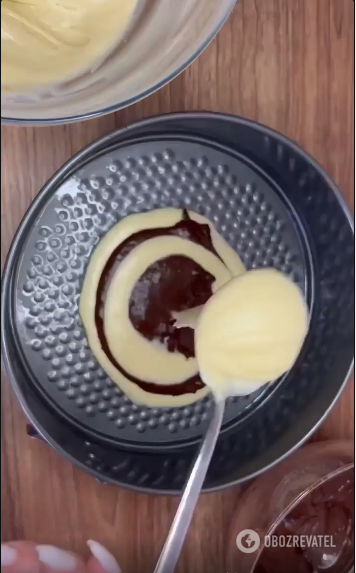 Ефектний пиріг ''Зебра'': як зробити незвичний візерунок 