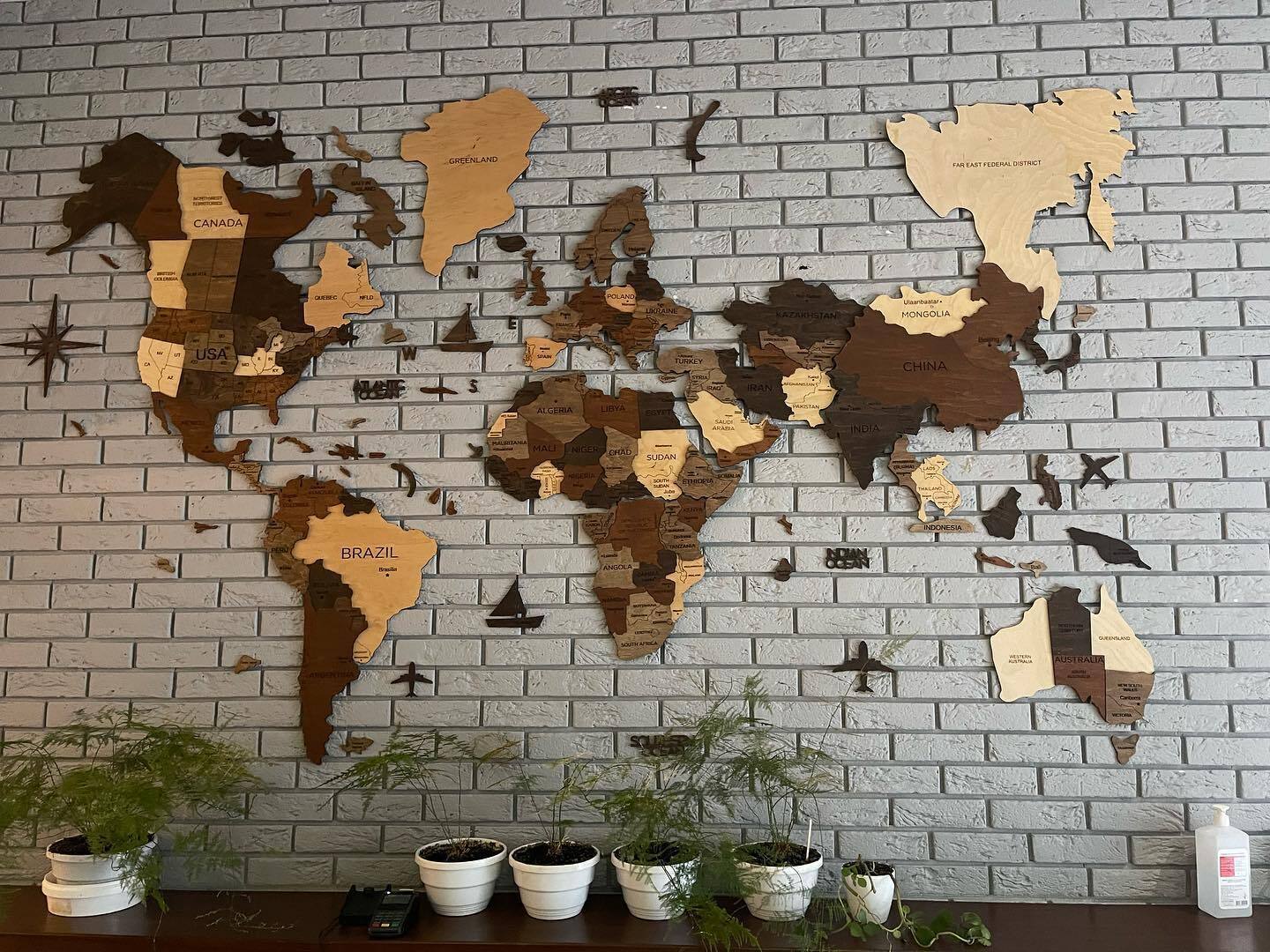 В одесском ресторане "Бенедикт" вывесили деревянную карту мира без РФ