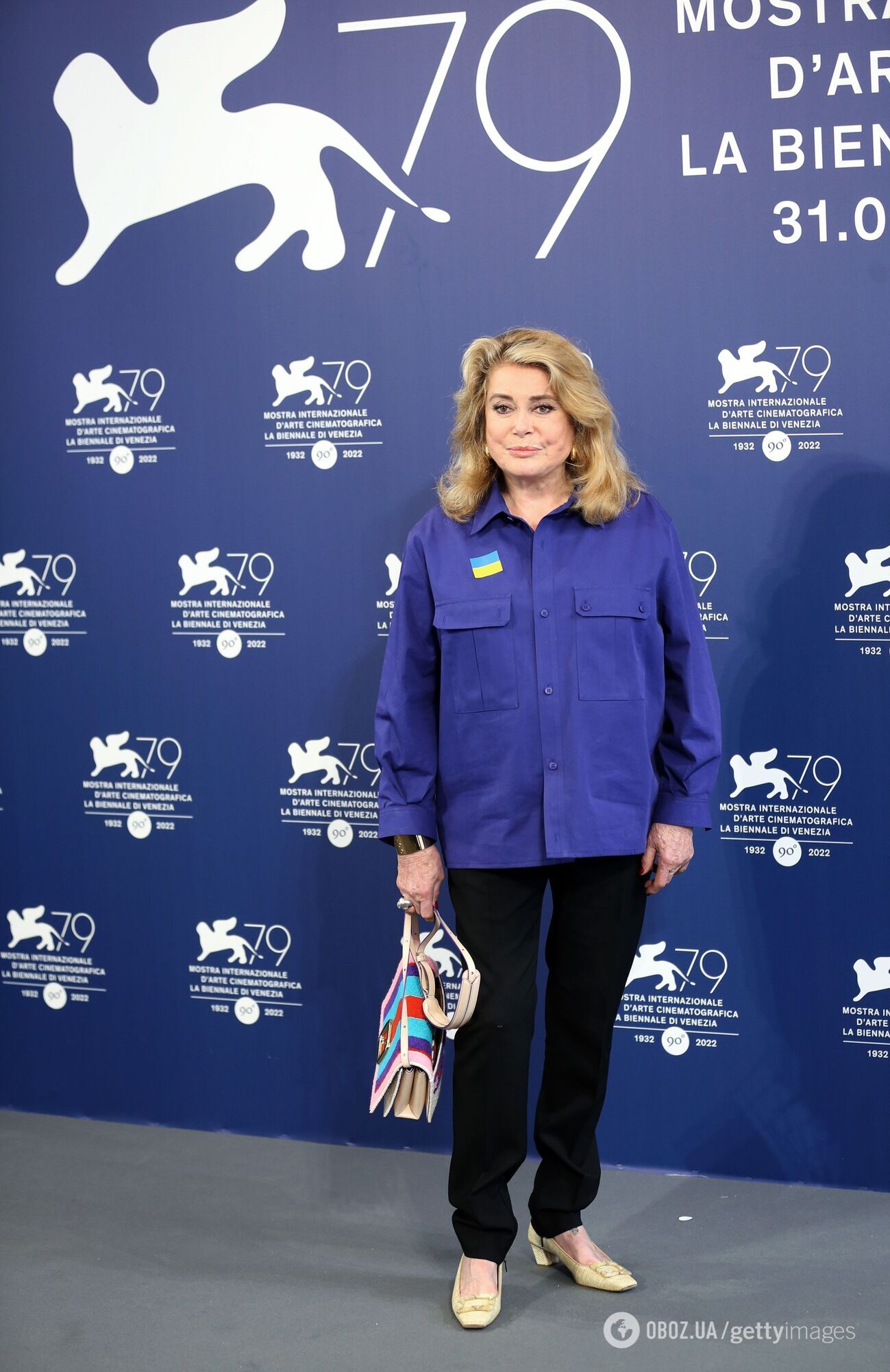 Легенда французского кино Катрин Денев появилась на Венецианском фестивале с сине-желтым значком