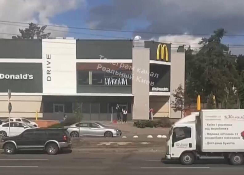 Помещения McDonald's в Киеве моют и убирают