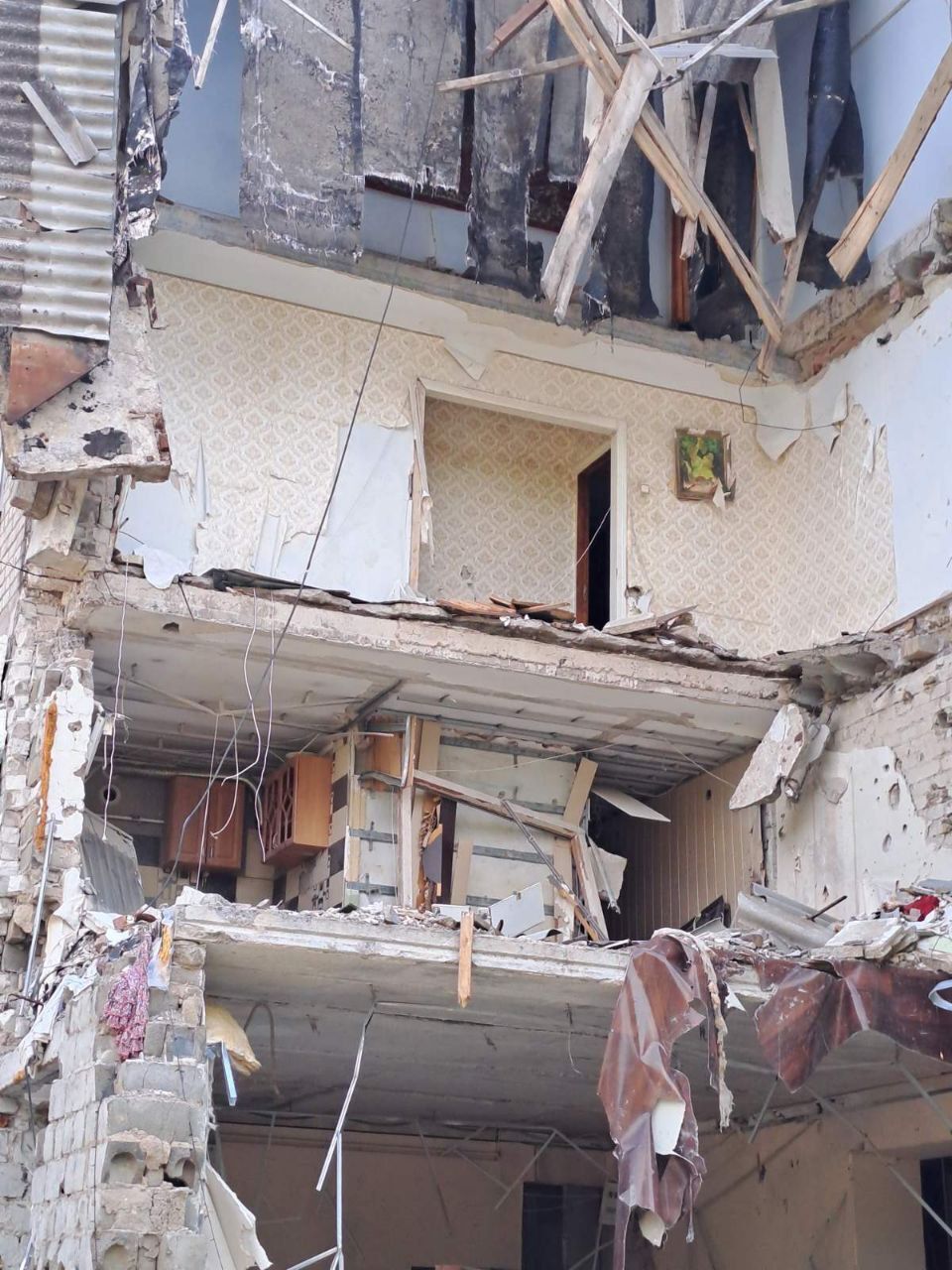 Разрушены тысячи квартир и человеческих жизней.