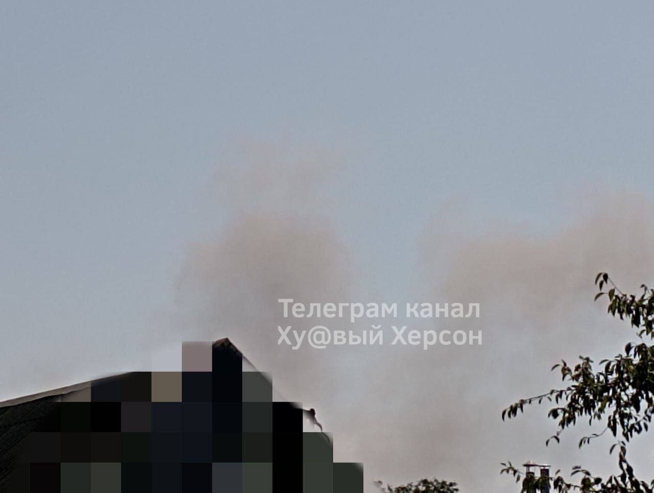 У Каховці влаштували чергову серію "бавовни": детонують ворожі боєприпаси, видно дим. Фото 