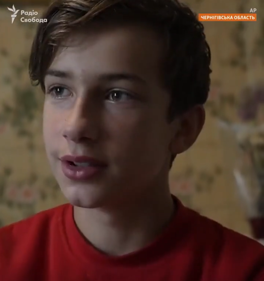 В Черниговской области 12-летний мальчик разбирает завалы своего дома, уничтоженного ударом РФ. Видео