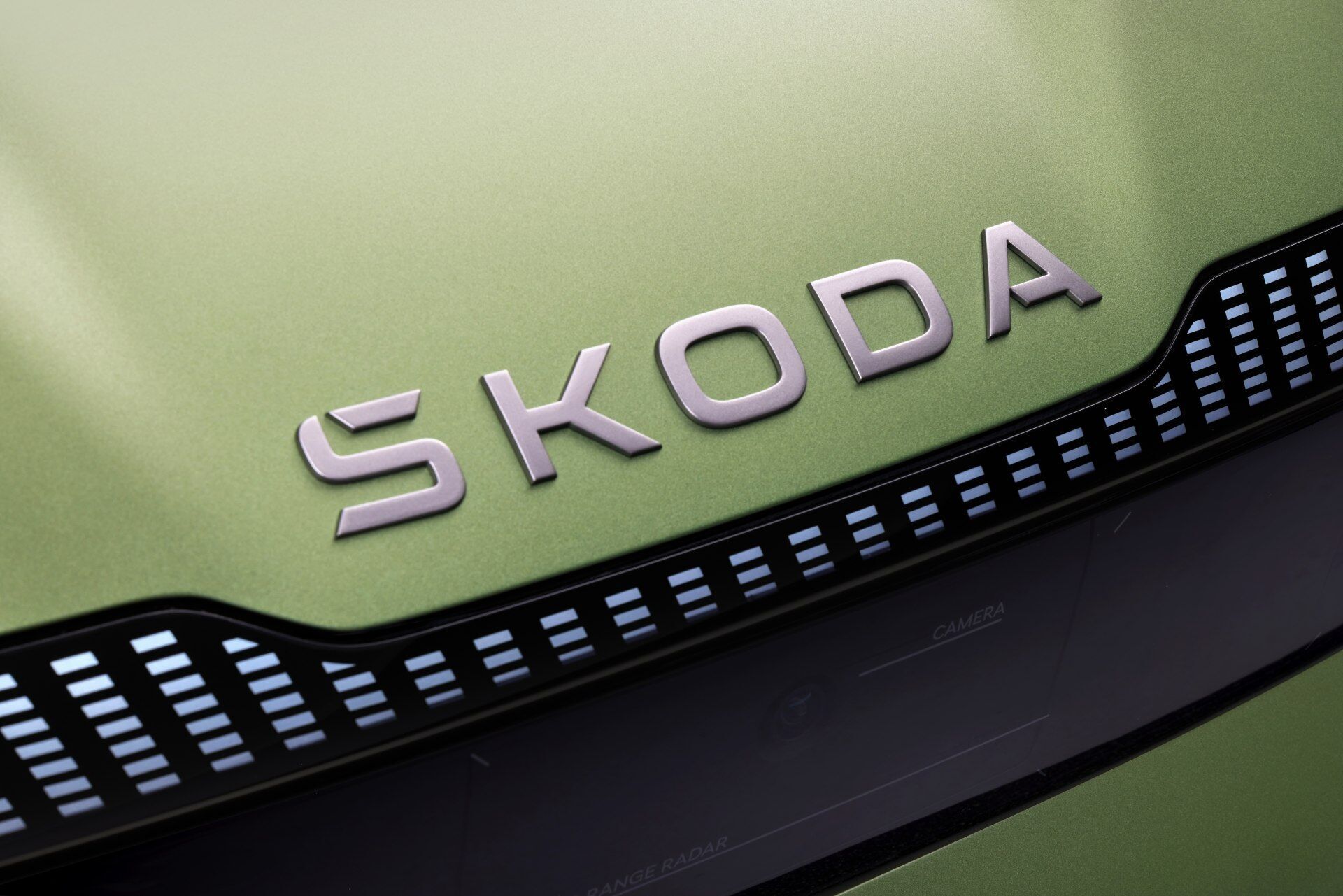 Вместо изображения крылатой стрелы размещен текстовый логотип Skoda