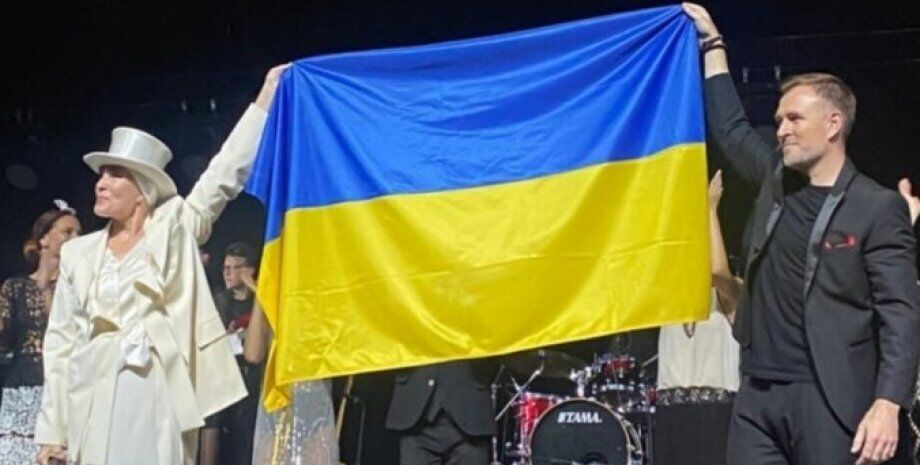 Зірка розгорнула на концерті прапорт України