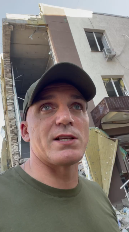Сєнкевич записав відео на тлі зруйнованих будівель