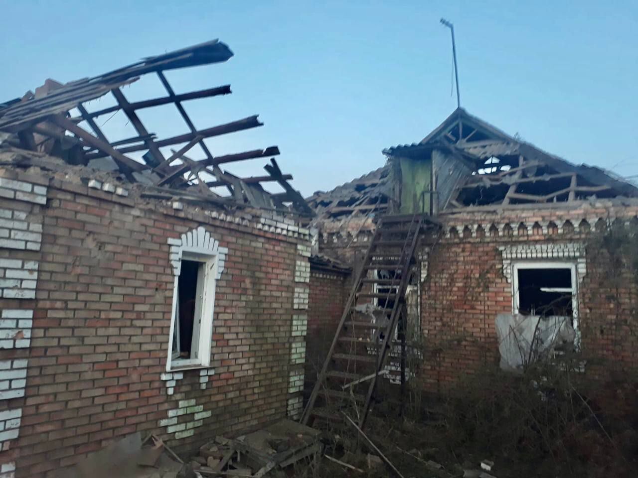 Окупанти вдарили по двох районах Дніпропетровщини: у житлові квартали прилетіли 60 снарядів. Фото 