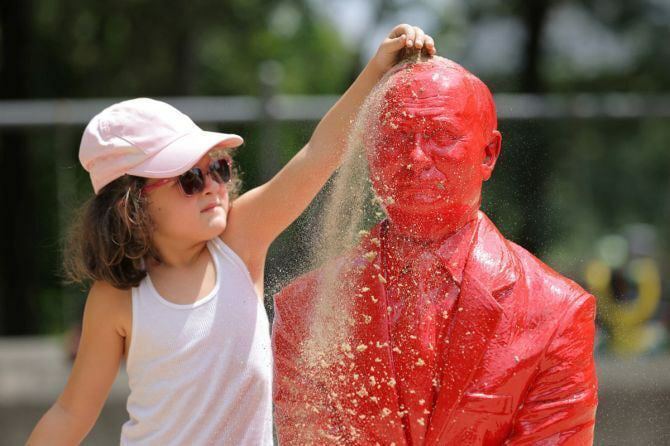 Статуя Путина установлена на детской площадке