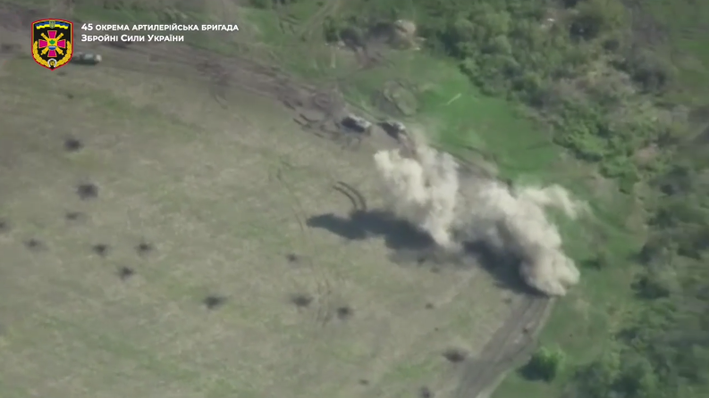 В Харьковской области аэроразведка зафиксировала выдвижение значительного количества техники РФ: ВСУ нанесли точные удары. Видео