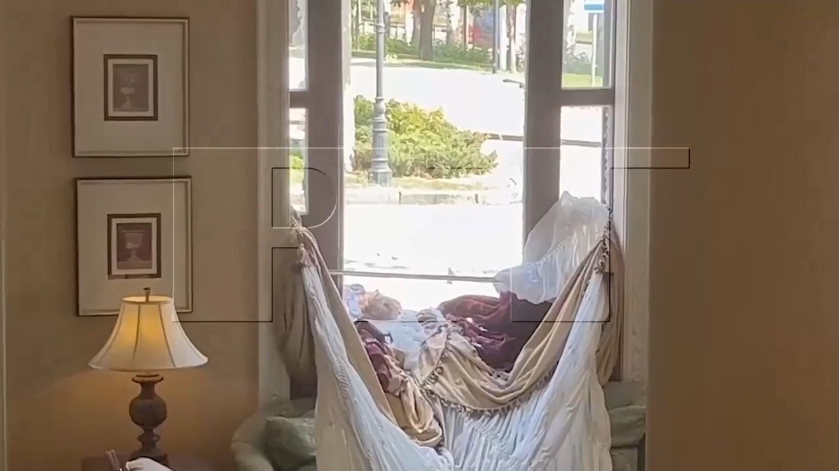 Еще живую женщину на видео оккупанты накрыли простыней с головой, как умершую