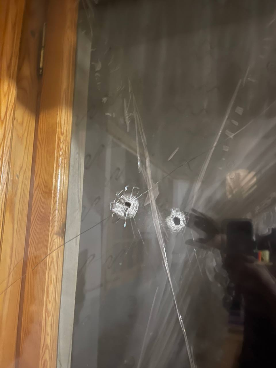 Последствия обстрела Харькова – поврежденное окно