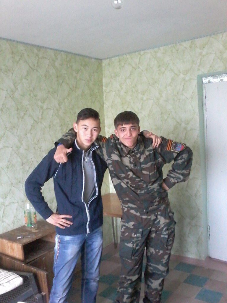Егоров (в военной форме, на фото справа)