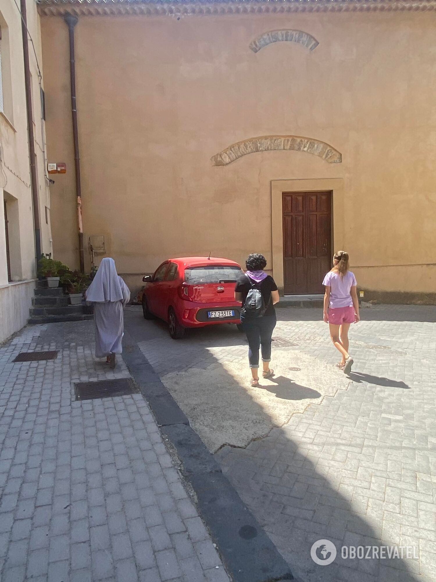 Живут в монастыре и боятся выходить на улицу: в Италии матери-беженке из Северодонецка не отдают дочь