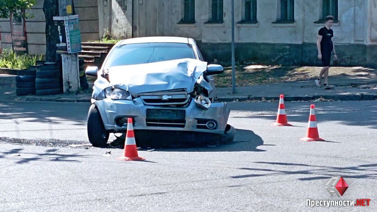 В Николаеве автомобиль с военными попал в ДТП, есть погибший. Фото