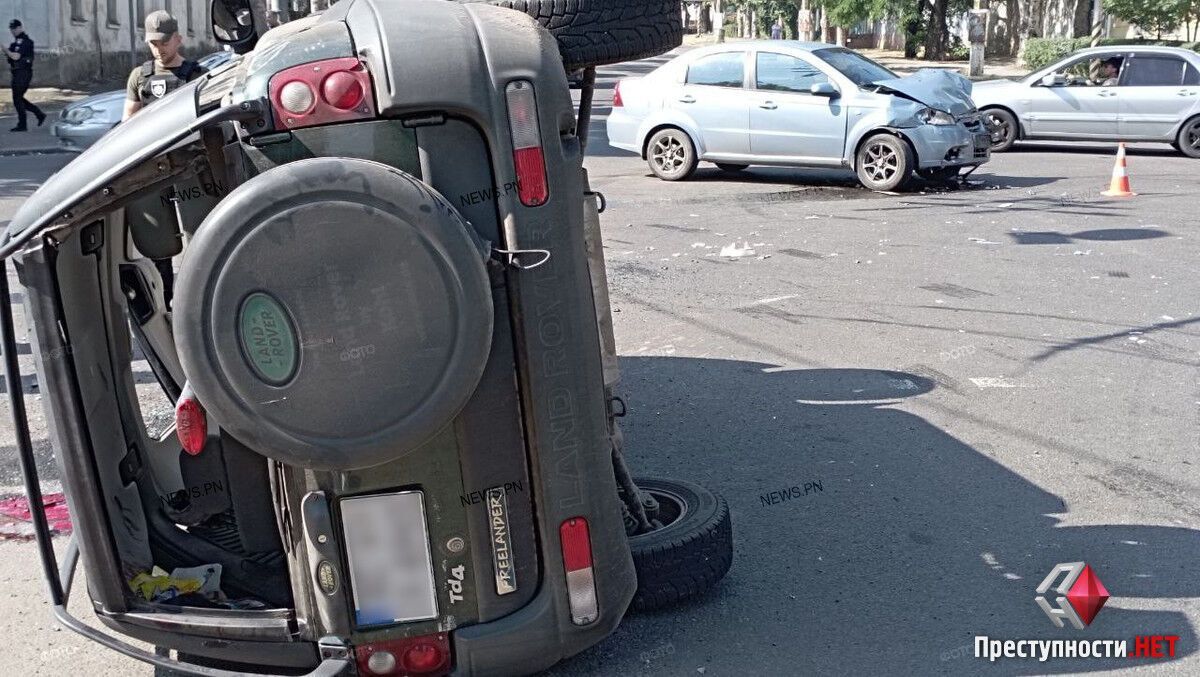 У Миколаєві автомобіль із військовими потрапив у ДТП, є загиблий. Фото 