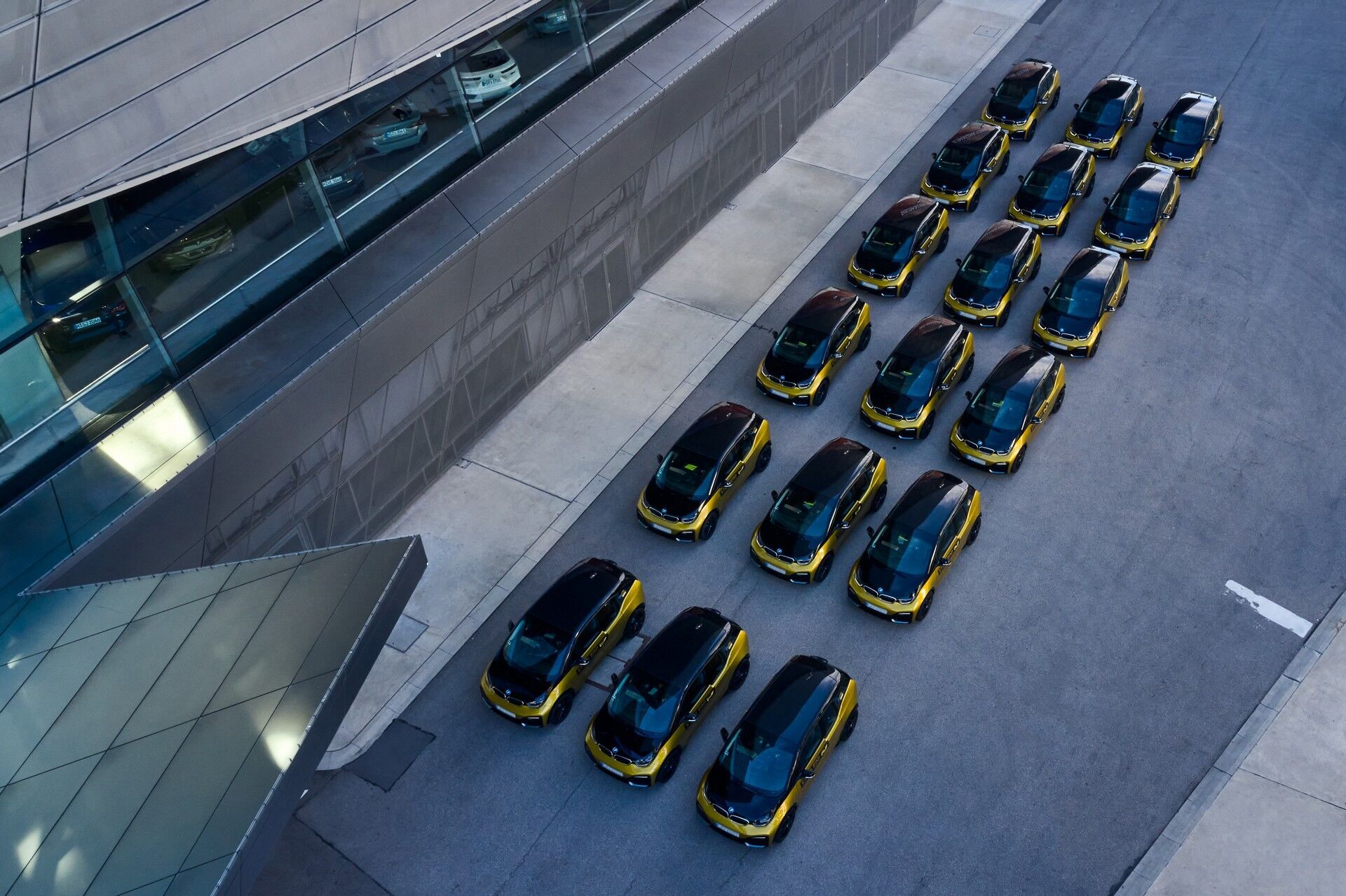 Всі автомобілі фінальної серії виготовлені в особливому кольорі Galvanic Gold, який вдало контрастує із чорними капотом, дахом та дверима багажника