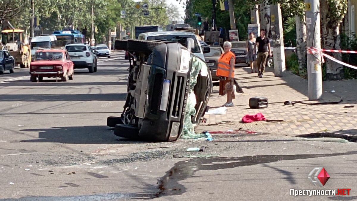 В Николаеве автомобиль с военными попал в ДТП, есть погибший. Фото