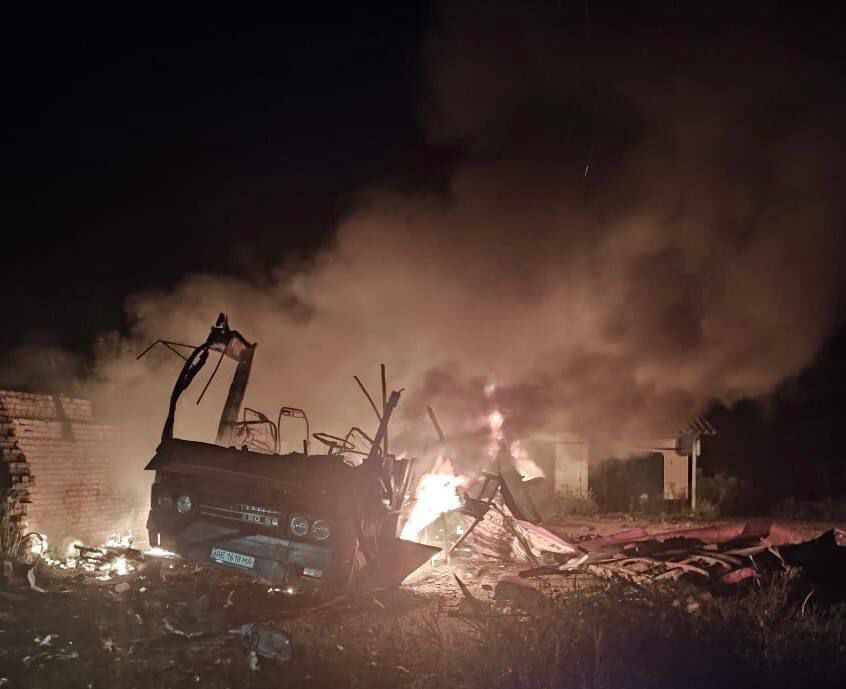 Війська РФ обстріляли із "Градів" Нікополь: пошкоджено будинки, горіли авто. Фото і відео