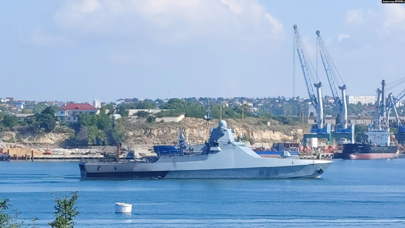 Патрульний корабель із обпаленим бортом у Севастопольській бухті на траверсі Докової бухти.