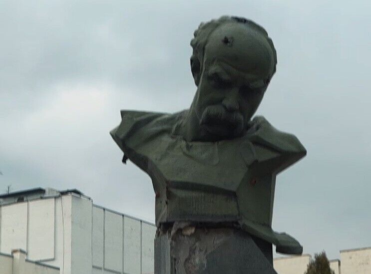 Поврежденный памятник Тарасу Шевченко.