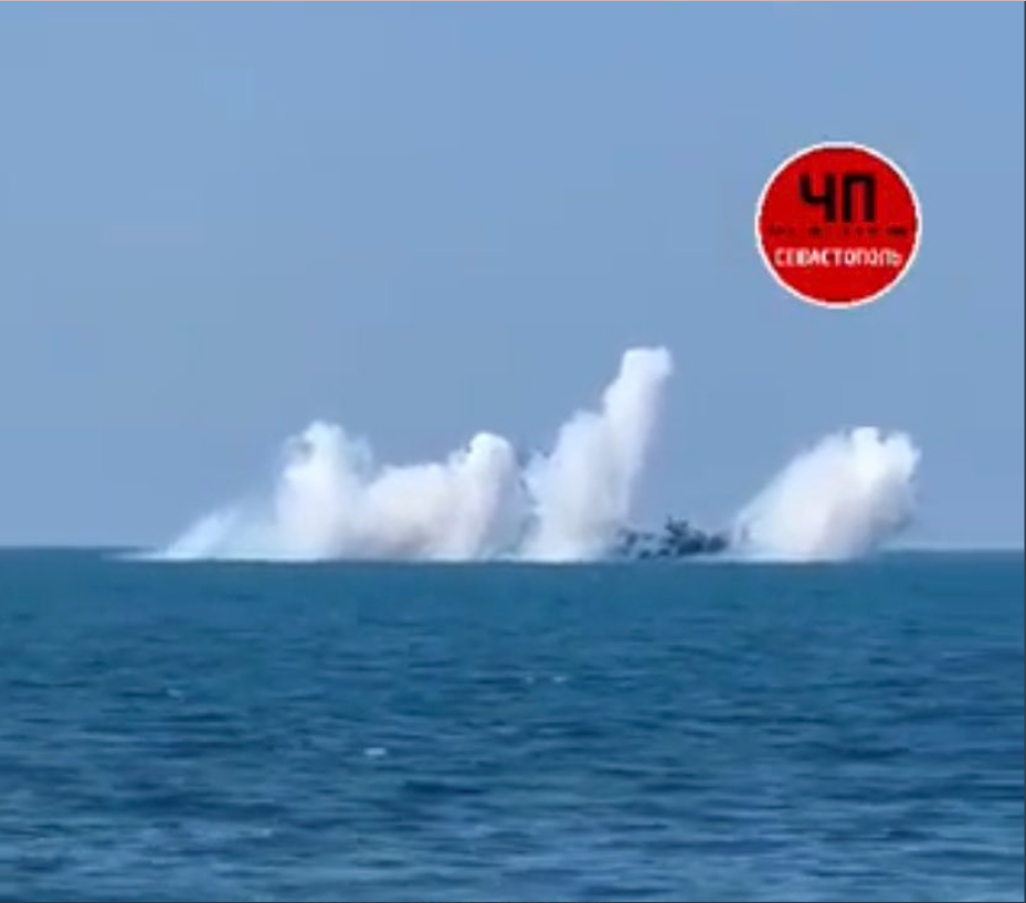 Накануне, 4 августа, российские корабли в Черном море внезапно задымились