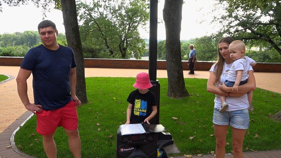 8-річний українець зібрав на потреби ЗСУ 64 тис. гривень: хлопчик щодня співав на вулицях українські пісні