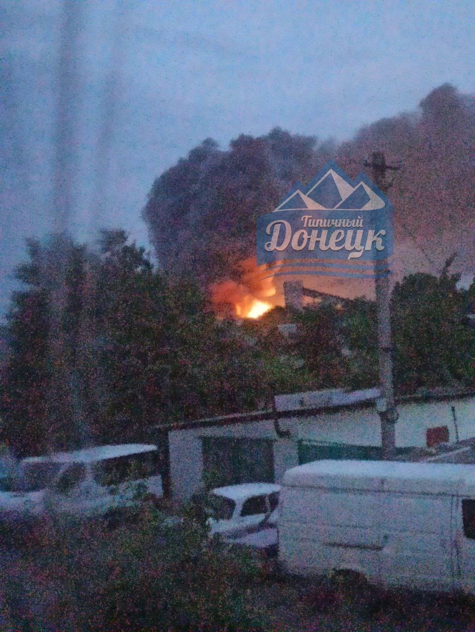ВСУ попали в склад боеприпасов оккупантов в Макеевке, прогремели мощные взрывы: валит дым 3