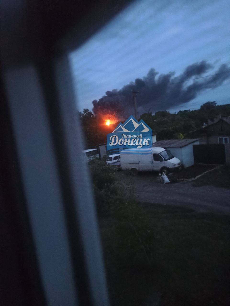 ЗСУ влучили у склад боєприпасів окупантів у Макіївці, прогриміли потужні вибухи: валить дим