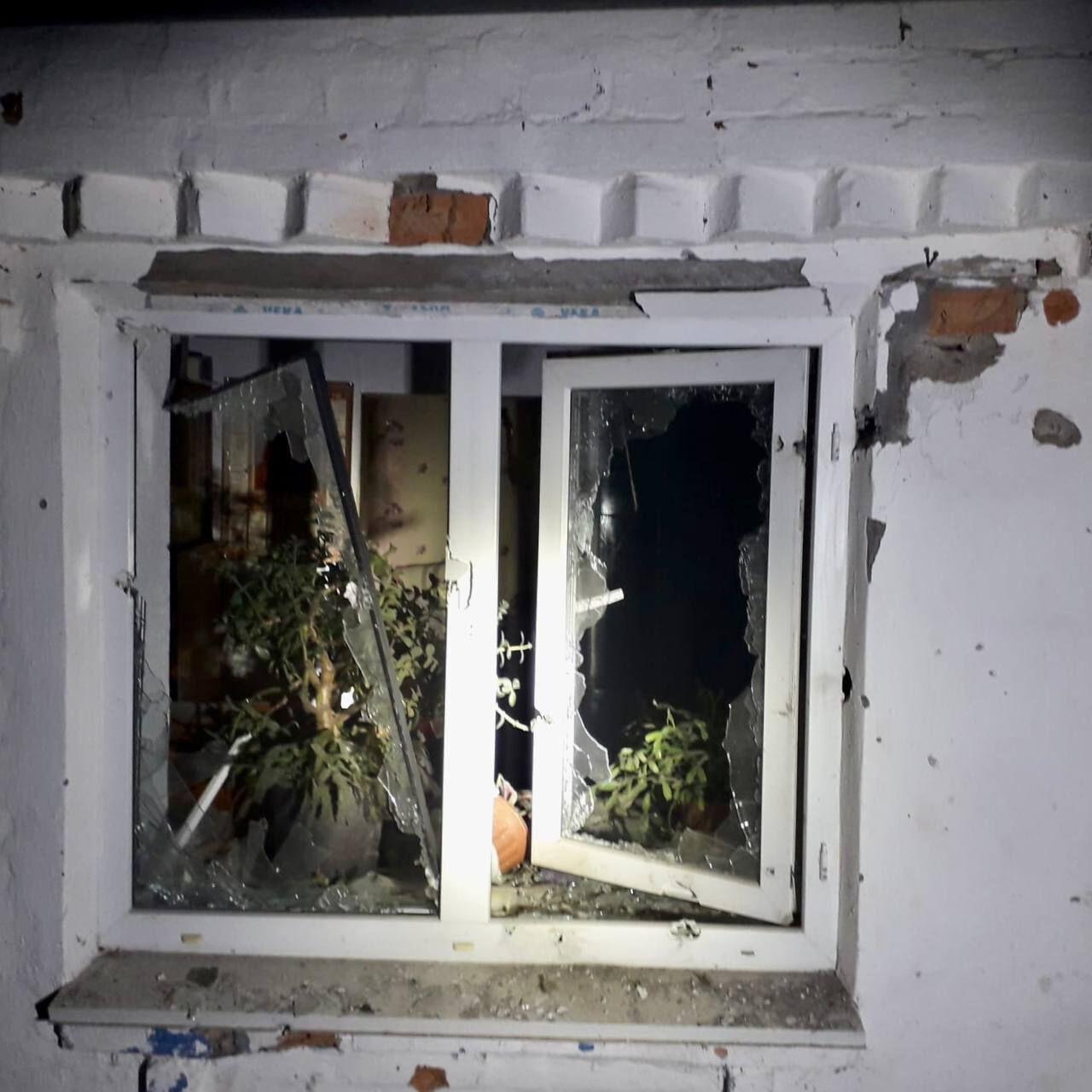 Окно выбито из-за взрыва