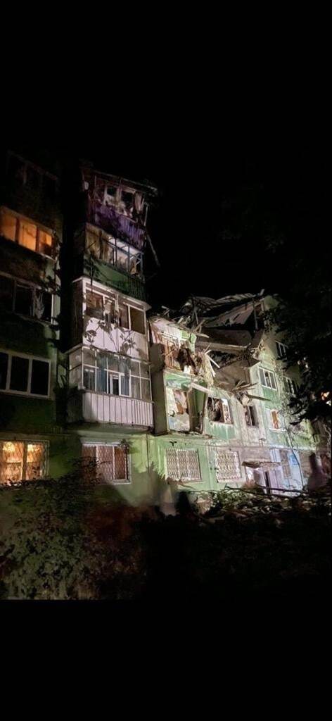 В Константиновке в результате удара оккупантов уничтожен подъезд в многоэтажке