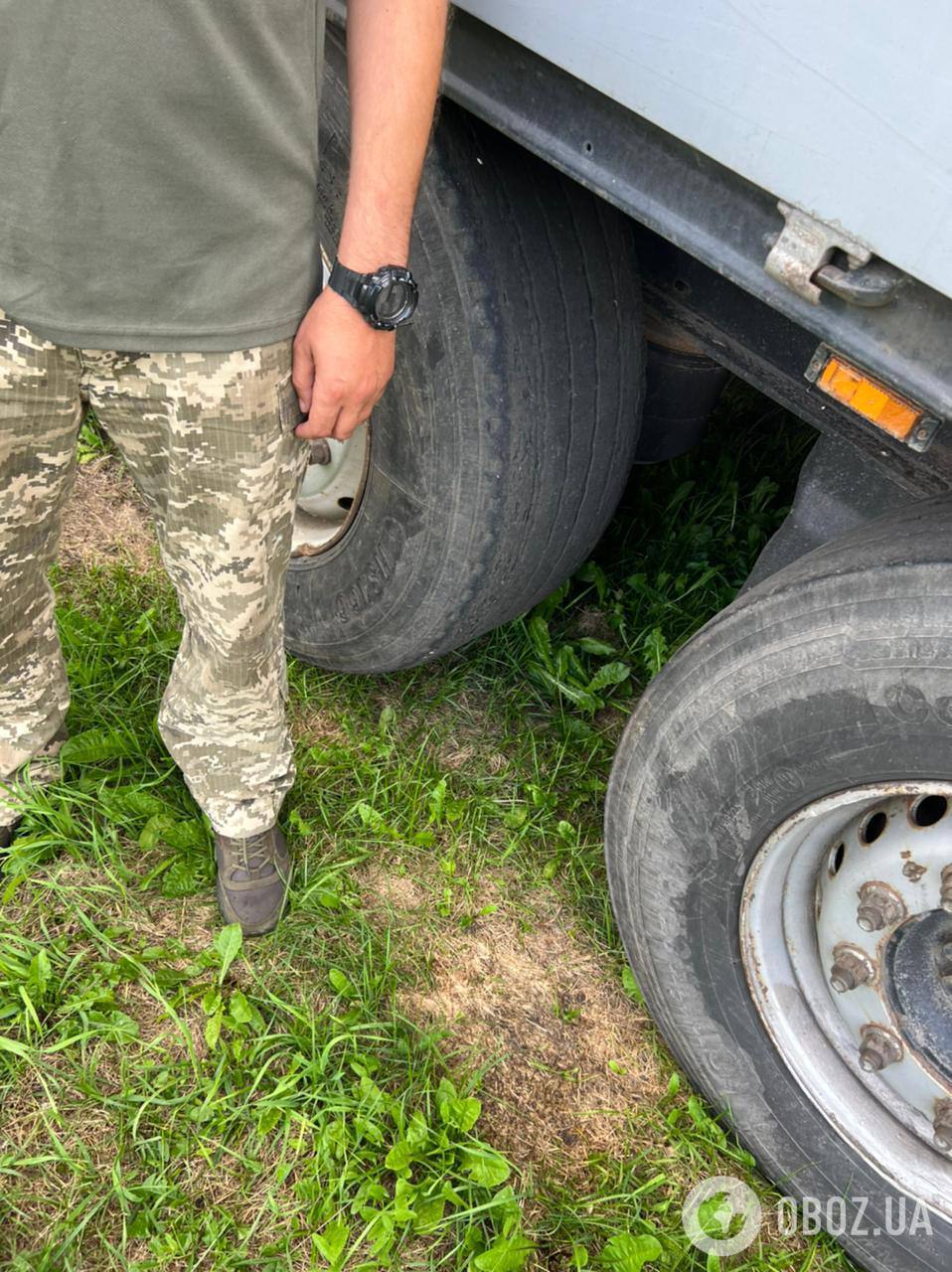 В любую погоду и по бездорожью: украинские военные просят помощи в ремонте грузовиков, которые возят на фронт помощь