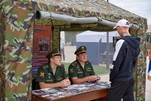 Вербування в армію країни-агресора у Курську.