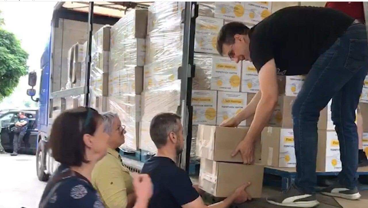 Фонд Рината Ахметова передал гуманитарную помощь мариупольцам в Киеве