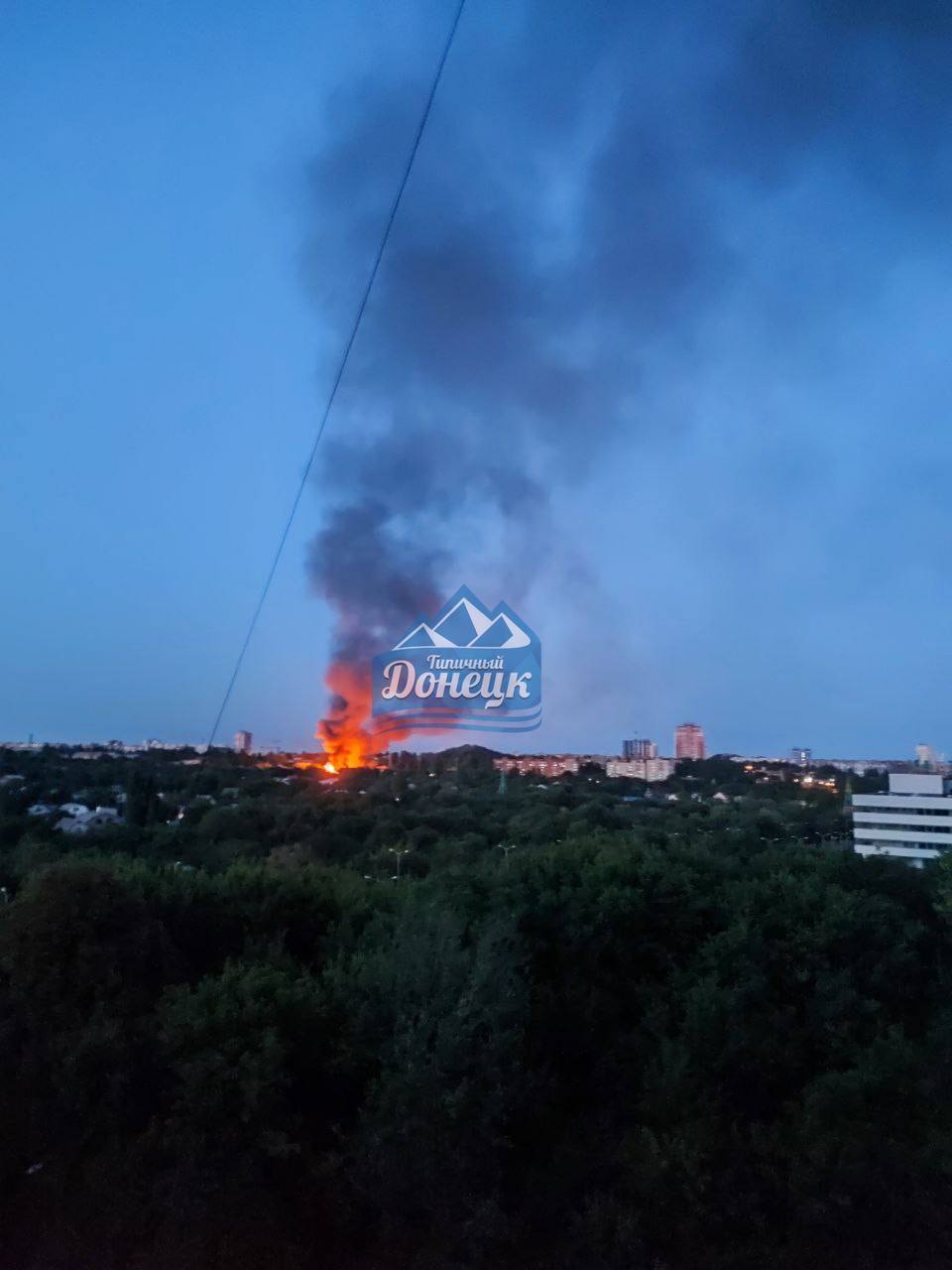 Масштабный пожар разгорелся в Киевском районе Донецка