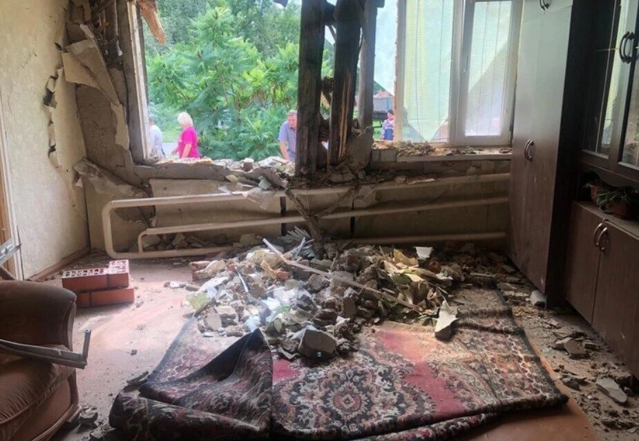 Постраждалий будинок у селищі Уразово, в нього в'їхала техніка російських військових.