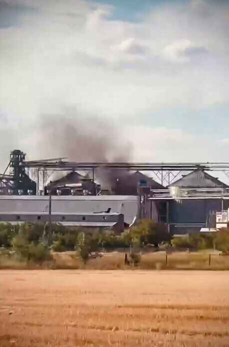 В Мариуполе продолжает гореть завод "Сателлит"