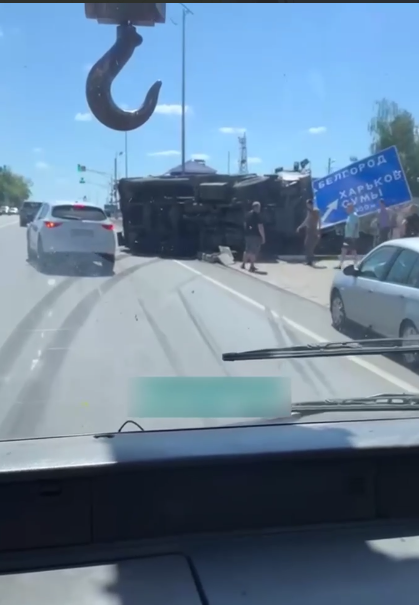 У Бєлгороді російська військова вантажівка врізалася у дорожній знак "На Харків". Відео