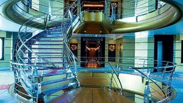 Який вигляд має яхта правителя Дубая за $365 мільйонів: власний нічний клуб, кінотеатр і гараж для підводних човнів. Фото