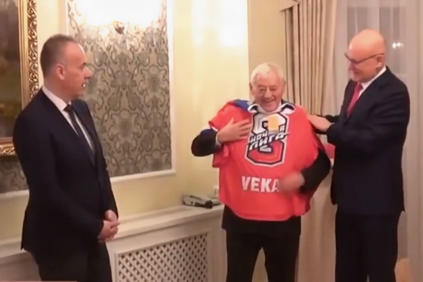 Легенда сборной Чехословакии отказался возвращать Путину его подарок, заявив, что "причин нет"