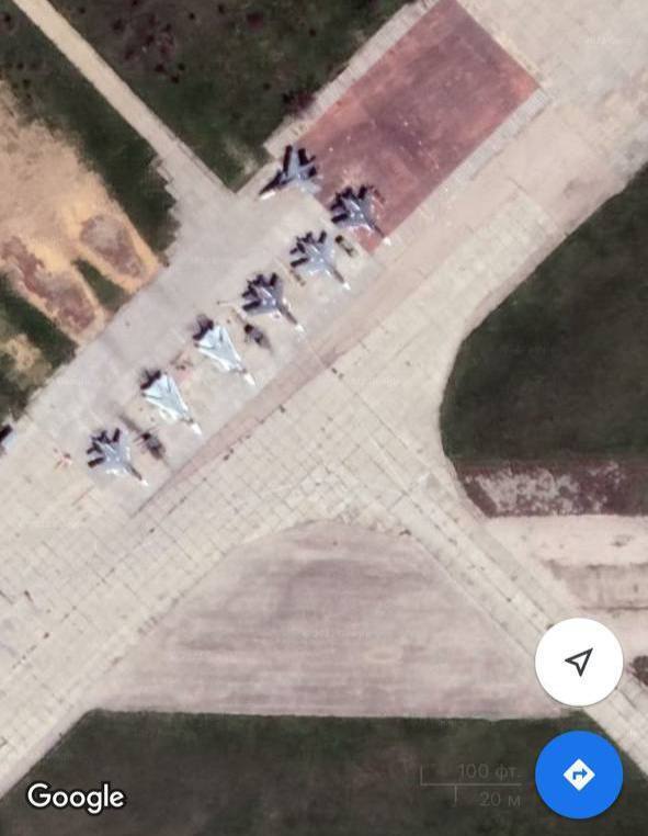 На аэродроме находились самолеты Су-30 СМ, Су-33 и бомбардировщики Су-24М