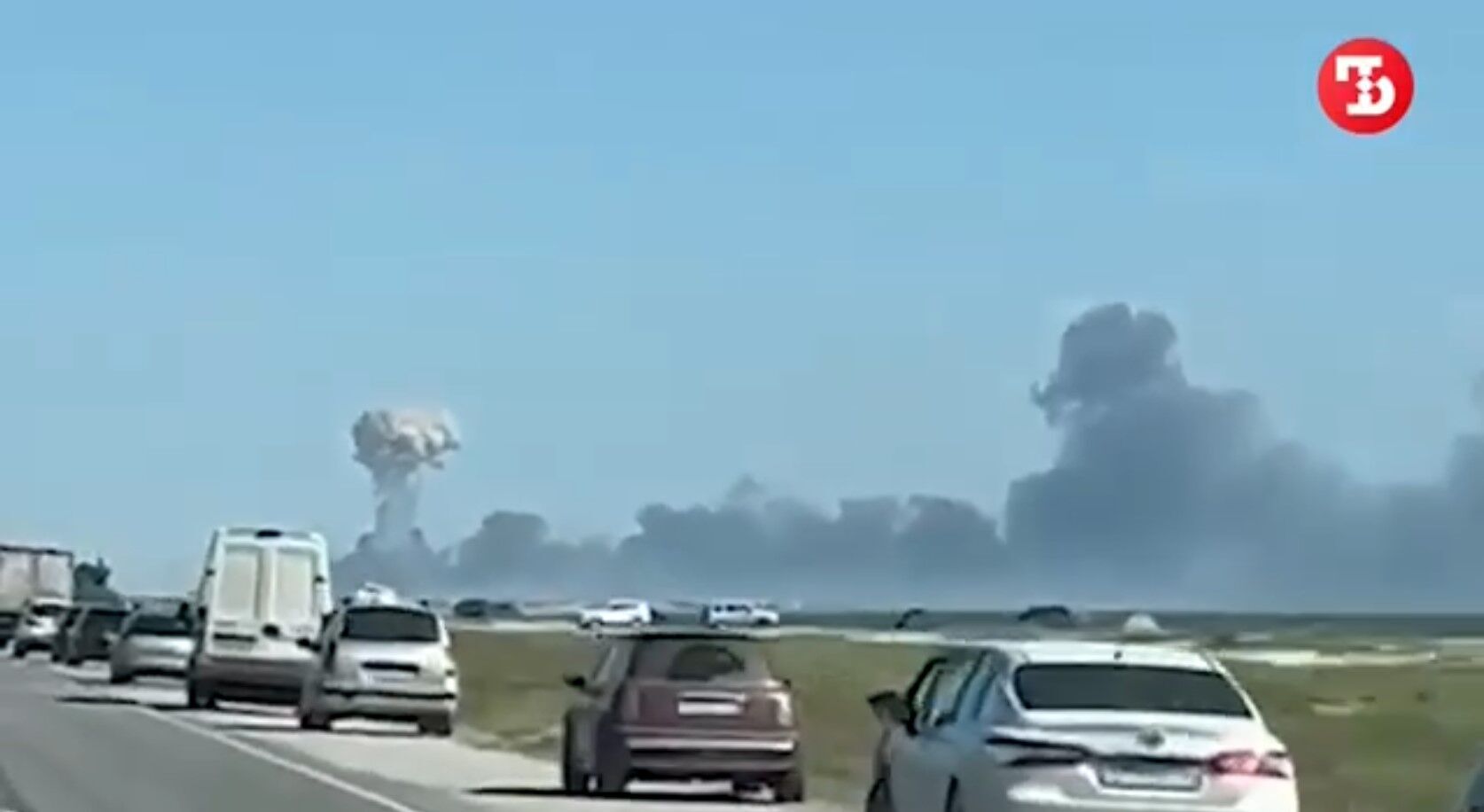 "Надо валить отсюда!"  Российские туристы в панике сбегают из Новофедоровки после взрывов на авиабазе.  Видео