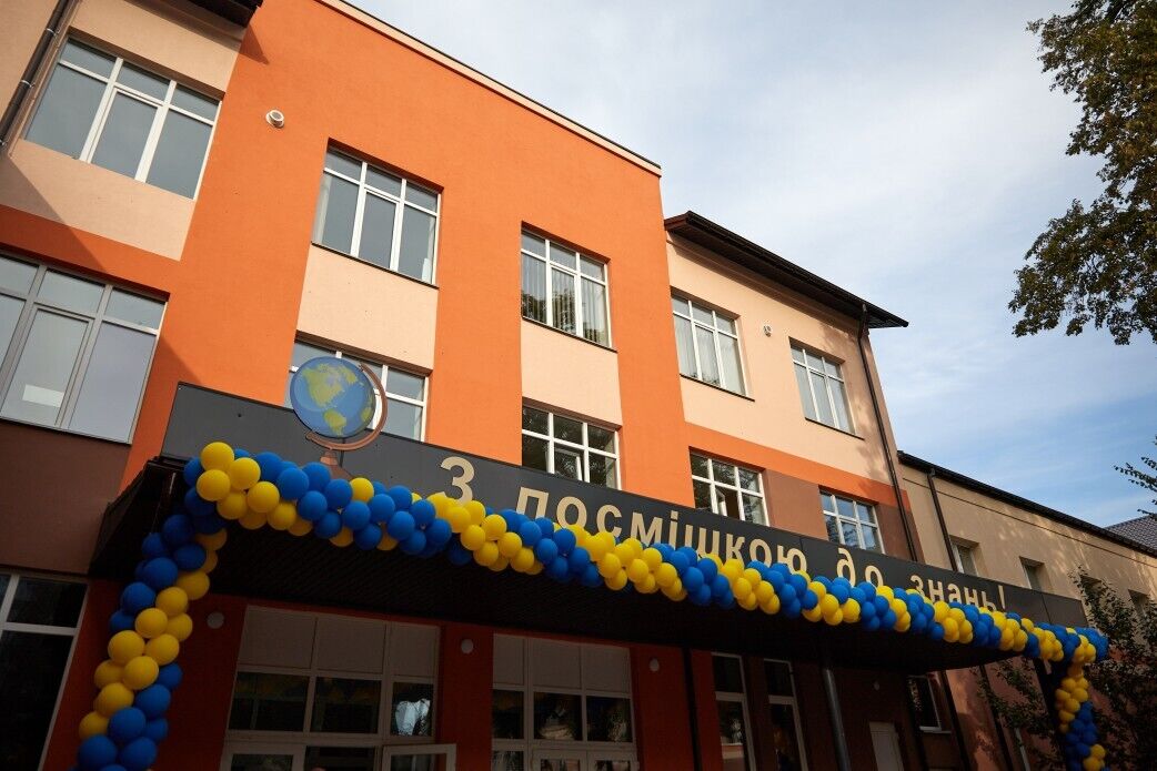 Зеленский побывал в школе Ирпеня, которую отремонтировали после обстрелов оккупантами. Фото